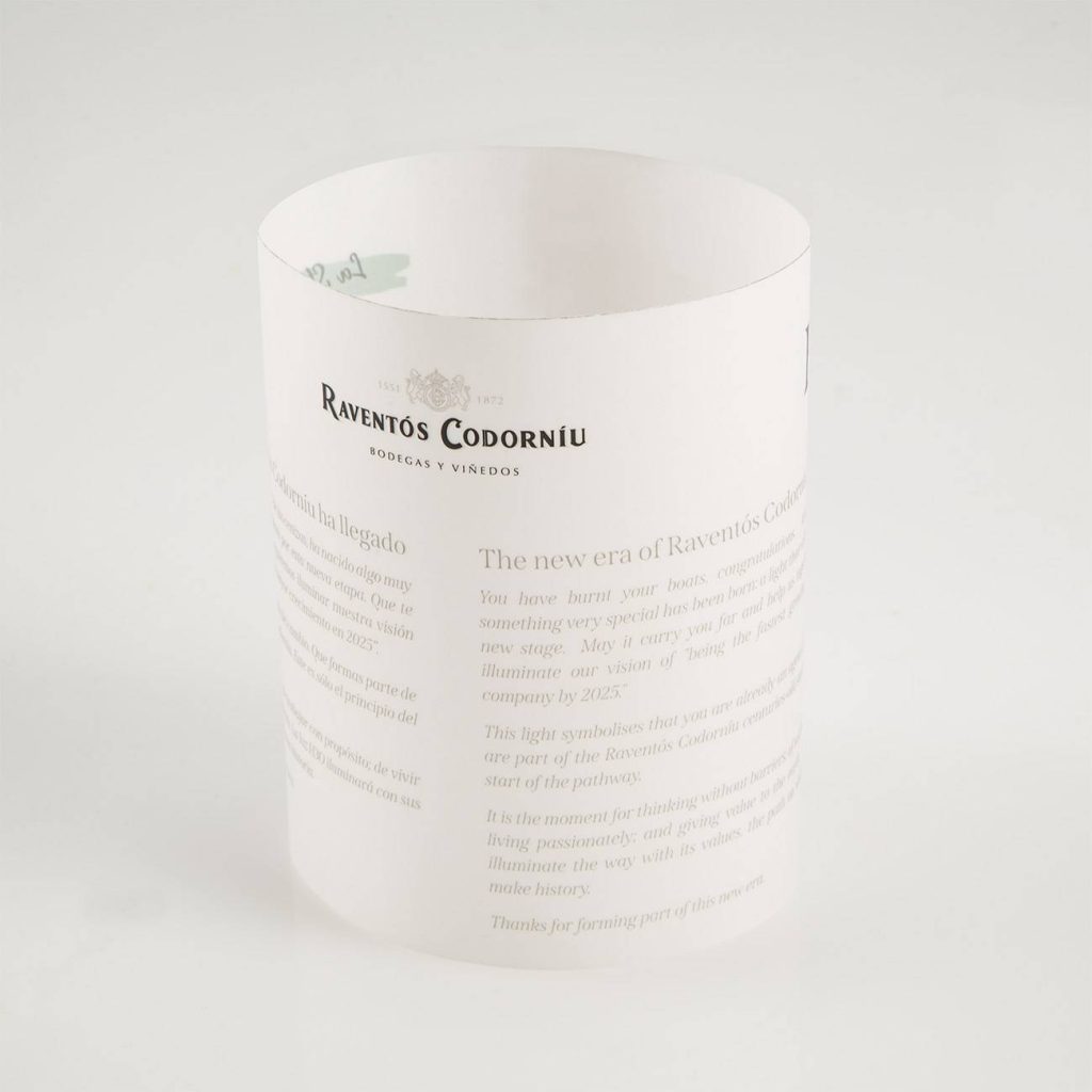 Taza incluida en el Welcome Pack con el lema «Save water, drink wine».