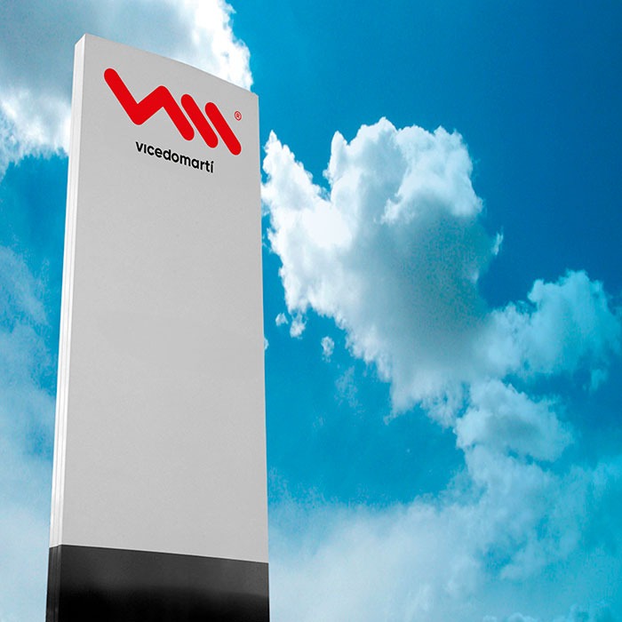 Rediseño y aplicación de marca en totem de Vicedo Martí